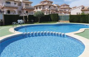 洛斯杜尔斯Stunning Home In Orihuela Costa With 2 Bedrooms, Wifi And Outdoor Swimming Pool的房屋前的大型游泳池