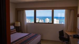 累西腓Beach Class Convention By Hôm - Antigo Bristol Recife的一间卧室设有海景窗户