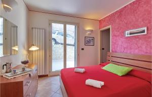 圣托·斯特凡诺·阿尔马尔Le Terrazze的一间卧室设有红色的床和窗户。