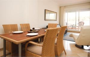 卡拉德米哈斯2 Bedroom Lovely Apartment In La Cala De Mijas的一间带木桌和椅子的用餐室
