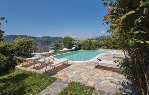 因佩里亚Villa Peppina的一个带两把椅子和一张桌子的游泳池