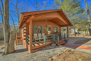 富兰克林Franklin Cabin with Porch Near Hiking and Waterfalls!的相册照片