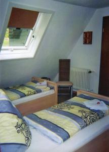 哈伦贝格戴梅尔旅馆的小型客房 - 带2张床和窗户