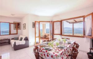 奥尔比亚Il Panorama的一间设有桌子的用餐室,位于带窗户的房间内