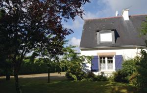PleuvenNice Home In Pleuven With Wifi的白色的房子,有黑色的屋顶和窗户