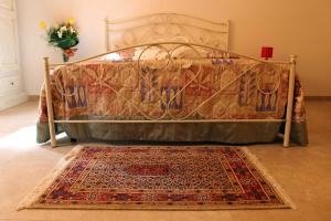 普雷西切Le colonie的地板上铺着地毯的房间的一张床位