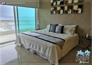 韦拉克鲁斯KAYÁM Suite Vacacional的一间卧室设有一张床,享有海景