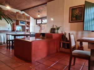 拉夫拉斯诺瓦斯Morada do Chabeco的餐厅内的酒吧配有桌椅