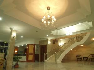 甘榜杰鲁登约鲁顿酒店的大楼内带吊灯和楼梯的大堂