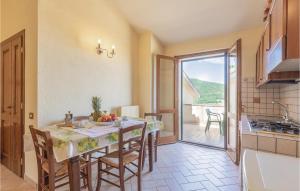 翁布里亚区贾诺Lovely Apartment In Giano Dellumbria Pg With Kitchenette的一间带桌椅的厨房和一间带阳台的厨房
