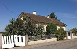 Peyrat-le-Château罗修斯度假屋的房屋前的白色围栏