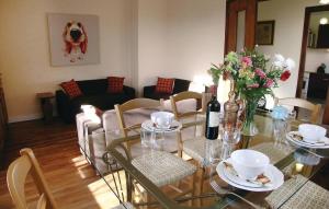 Peyrat-le-Château罗修斯度假屋的用餐室,配有带鲜花的玻璃桌