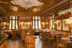 尼德布龙莱班Hôtel du Parc, Restaurant, Spa & Wellness的一间在房间内配有桌椅的餐厅