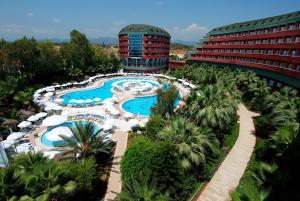 欧库卡拉海豚豪华度假酒店的享有带游泳池的度假村的顶部景致