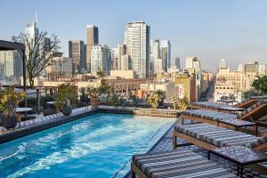 洛杉矶ViewPoint Suites的一座城市天际线建筑的顶部游泳池