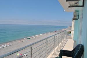卡瓦拉提黑海酒店的享有海滩和海洋景致的阳台