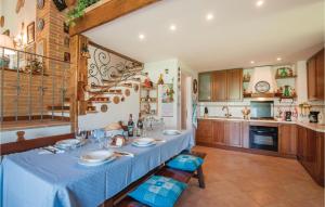 Ampugnano莫妮卡度假屋的厨房配有一张带蓝桌布的桌子
