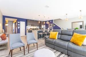 基西米Gorgeous and New House at Le Reve Resort (214221)的带沙发和椅子的客厅以及厨房。