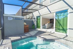 基西米Gorgeous and New House at Le Reve Resort (214221)的一座房子后院的游泳池
