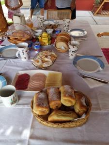 TiszaszőlősMézeskuckó的桌上有面包和其他食物