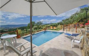 SerravalleCasa Di Vigna Rosa的一个带遮阳伞和游泳池的庭院