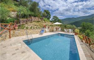 SerravalleCasa Di Vigna Rosa的山边带桌椅的游泳池