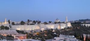 耶路撒冷Mamilla Hotel的享有Jerusalem老城区的夜景