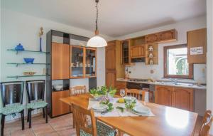 波蒙特Casa Virginio的厨房以及带木桌的用餐室。