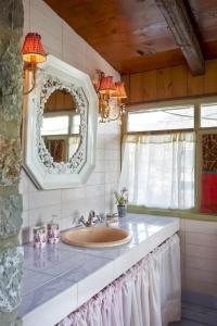 埃利尼科伊莱恩酒店的一间带水槽和镜子的浴室
