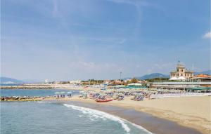 马萨Casa Aurora的海滩上设有椅子和遮阳伞,还有大海