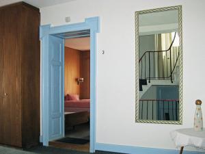 莱克斯拉克斯西霍夫宾馆的走廊上设有镜子,房间设有床