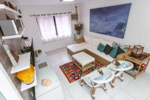 布希奥斯BZ24 Praia Geribá a 350 metros com 4 Suítes的享有客厅的顶部景致,客厅配有沙发和椅子