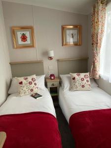兰福德Forest Lake Lodge的酒店客房设有两张床和窗户。