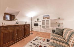 基安蒂盖奥勒Casa Chiara的带沙发和电视的客厅