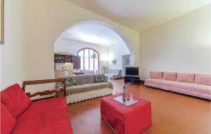 罗西尼亚诺马里蒂莫Le Cerbonchie的客厅配有两张沙发和一张红色桌子