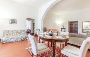 罗西尼亚诺马里蒂莫Le Cerbonchie的客厅配有桌椅和沙发