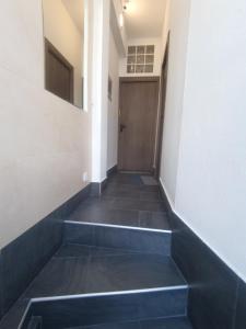 贝塞里尔德拉谢拉Mini Apartamento de Lujo的走廊上设有门,铺有瓷砖地板