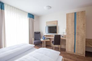 NeulerSonnenhalde Landgasthof Bieg的酒店客房配有两张床和一张书桌
