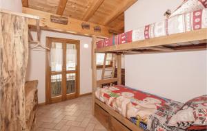 BallabioCa De Gasper的小屋内设有一间带两张双层床的卧室