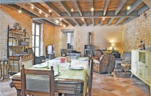 Saint-Alvère圣阿尔维尔街德拉帕布里克度假屋的一间带桌椅的用餐室和一间厨房