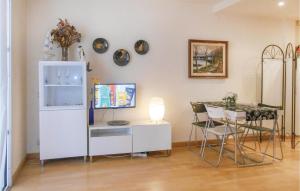 桑特费柳德吉克索尔斯Nice Apartment In Sant Feliu De Guxols With Kitchen的客房设有冰箱和桌椅