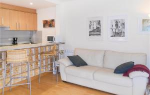 桑特费柳德吉克索尔斯Nice Apartment In Sant Feliu De Guxols With Kitchen的一间带白色沙发的客厅和一间厨房