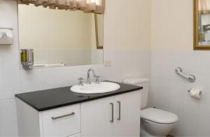 德罗马纳Dromana Beach Getaway的白色的浴室设有水槽和卫生间。
