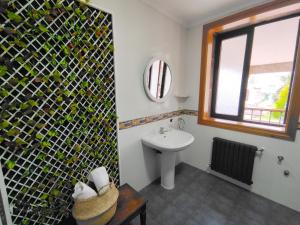 图伊Albergue Villa San Clemente的一间带卫生间、水槽和窗户的浴室