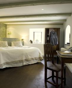 Ljugarn斯玛克雷克克罗格&罗技酒店的一间卧室配有一张床、一张桌子和一把椅子