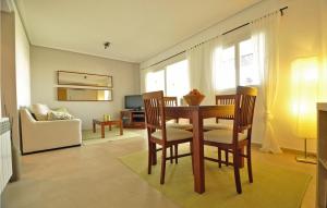 苏西纳里克尔梅庄园高尔夫度假公寓的客厅配有桌椅和沙发