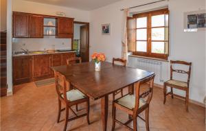 CiternaCiliegio的厨房配有木桌和椅子