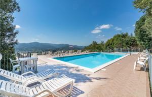CiternaCiliegio的毗邻度假酒店的带躺椅的游泳池