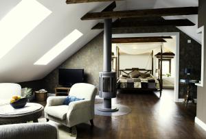 Ljugarn斯玛克雷克克罗格&罗技酒店的带壁炉的客厅和卧室