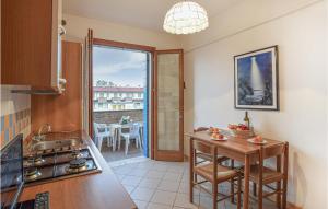 罗索利纳Solmare B的一个带桌子的厨房和一个享有阳台景色的厨房